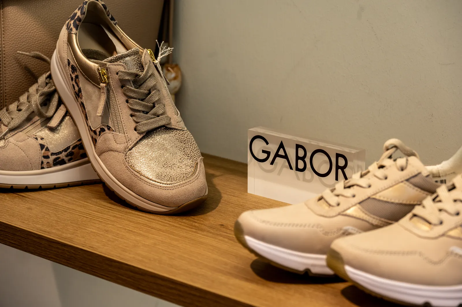 Damenschuhe von Gabor im Regal