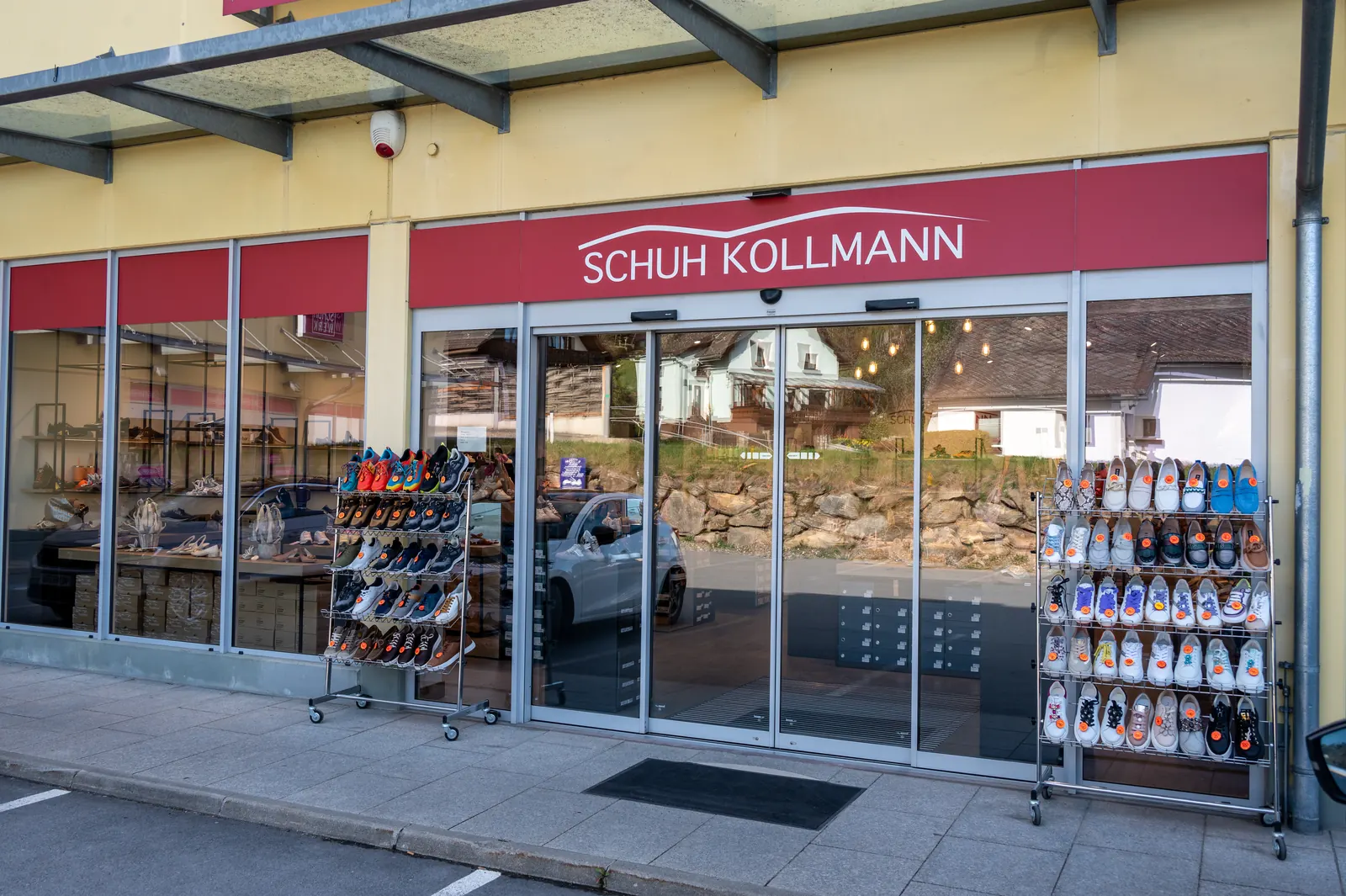 Eingang der Filiale Murau mit rotem Schriftzug