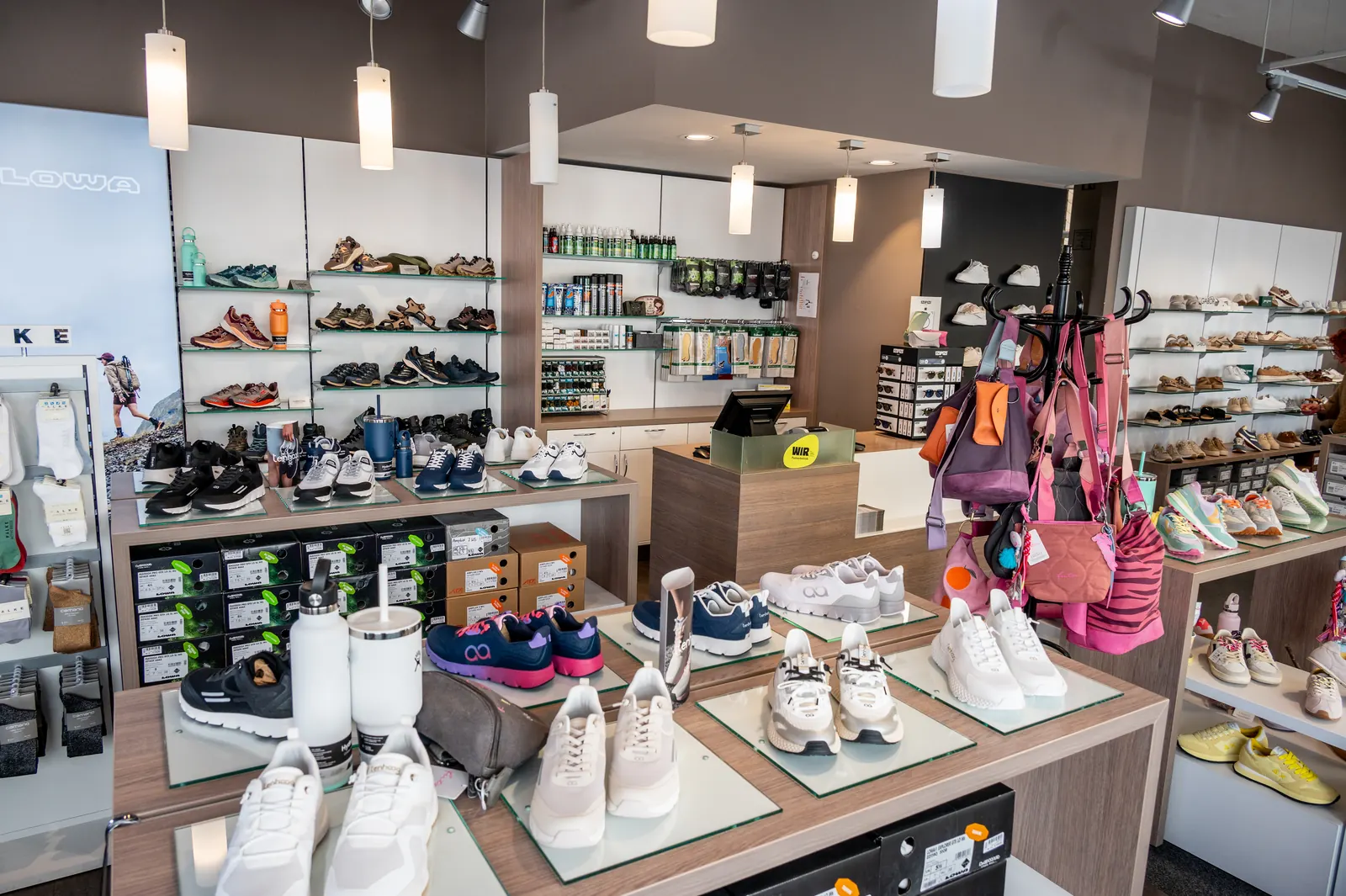 Verkaufsraum in Tamsweg mit Schuhregalen
