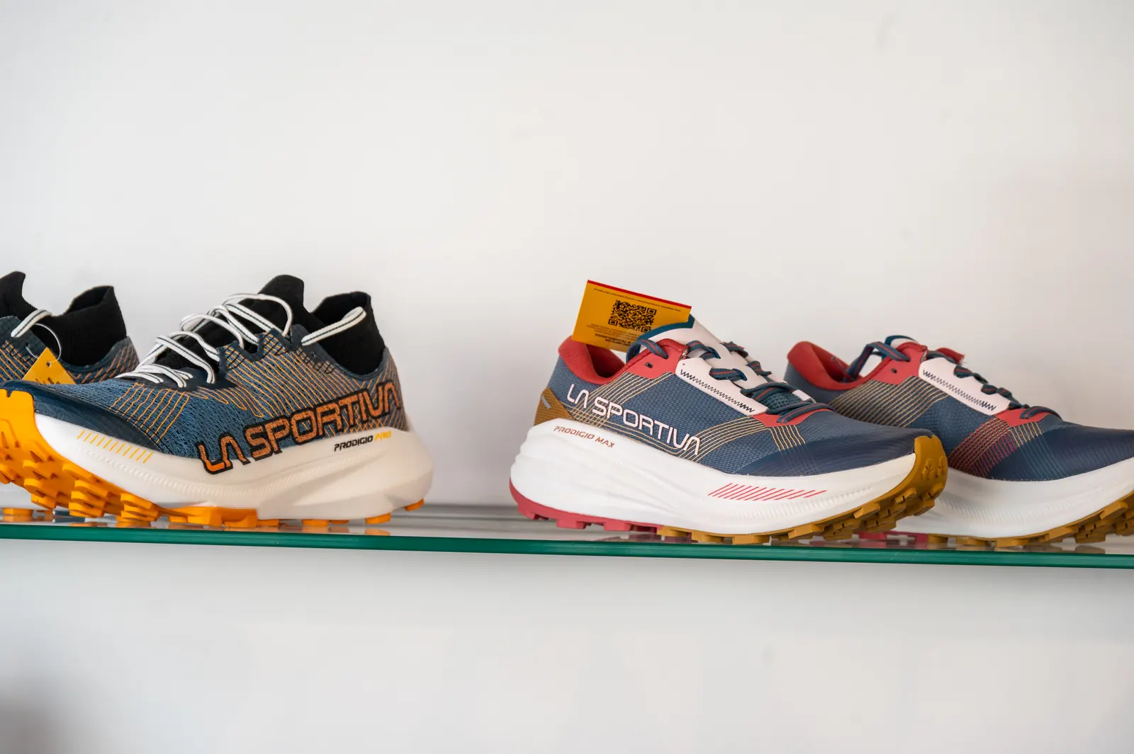 Laufschuhe von La Sportiva im Glasregal